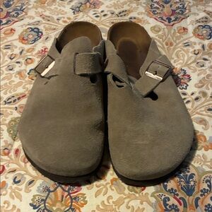 Birkenstock Men's tan suede clogs